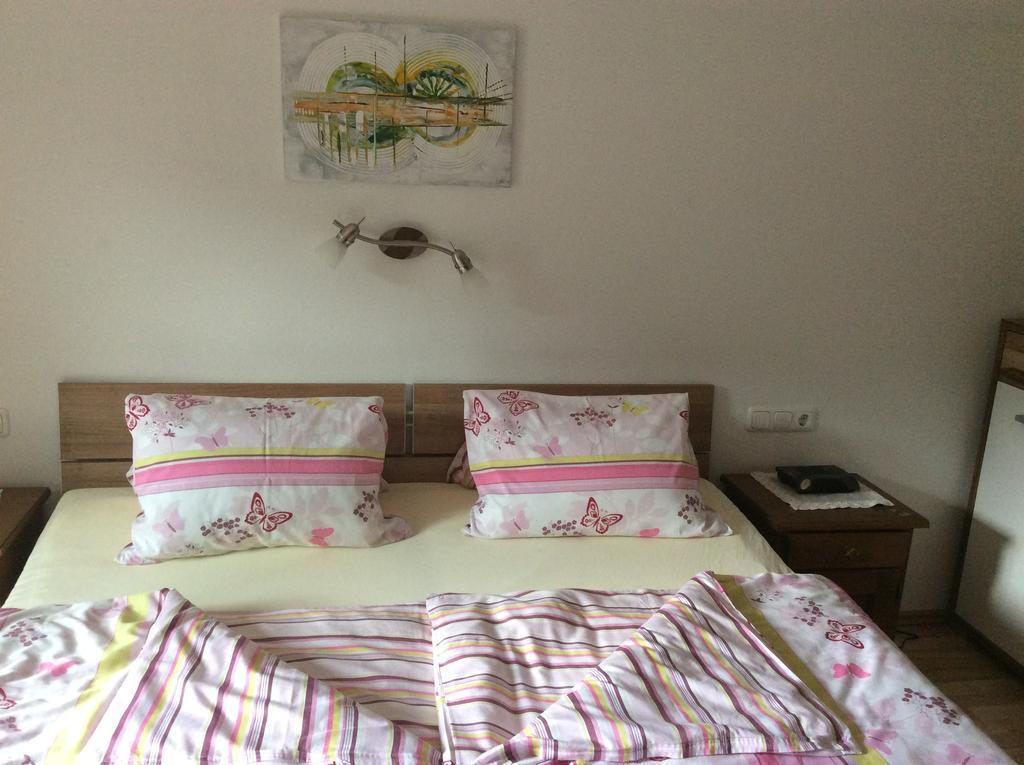 Haus Eder Burgi Hotell Nikolsdorf Rum bild